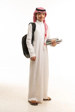 طالب سعودي بالزي التقليدي مع حقيبة وكتب