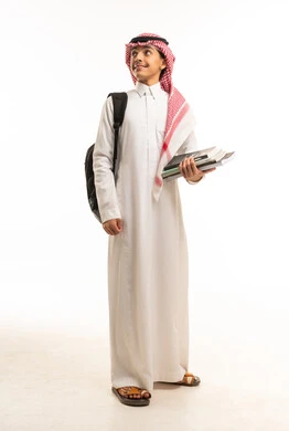 طالب سعودي يحمل حقيبة وكتب دراسية على خلفية بيضاء