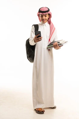 طالب سعودي يحمل كتباً وهاتفاً على خلفية بيضاء