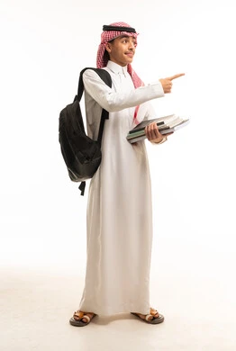 طالب سعودي بالثوب التقليدي يحمل كتب وحقيبة ظهر