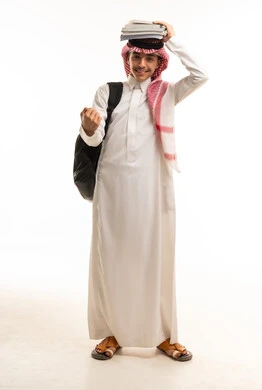 طالب سعودي يحمل كتباً وحقيبة ظهر بخلفية بيضاء