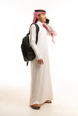 طالب سعودي بالثوب التقليدي وحقيبة ظهر