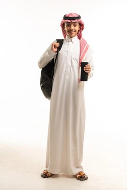 طالب سعودي يرتدي الثوب التقليدي مع حقيبة مدرسية