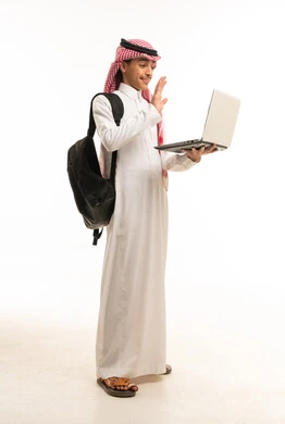 طالب سعودي يلوح للحاسوب المحمول على خلفية بيضاء