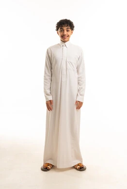 بورتريه شاب سعودي بالثوب الأبيض التقليدي في الاستوديو