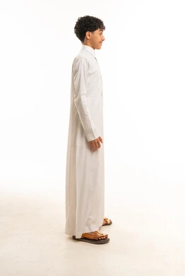 شاب سعودي بالثوب التقليدي بوضعية جانبية