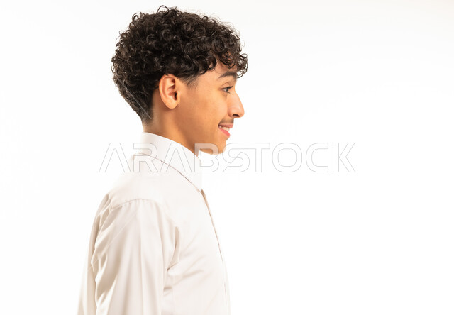 شاب سعودي بالثوب الأبيض لقطة جانبية