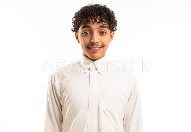 شاب سعودي بالثوب الأبيض في استوديو تصوير