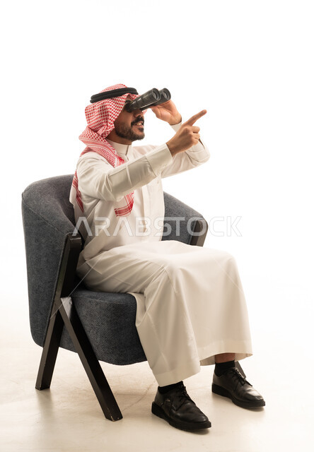 رجل سعودي يستخدم المنظار على خلفية بيضاء