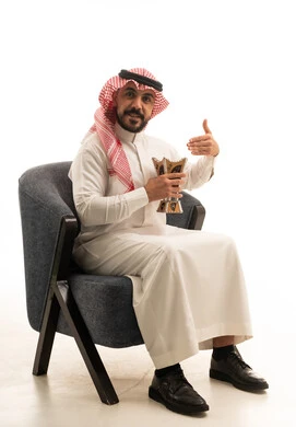 رجل سعودي يحمل مبخرة بالزي التقليدي