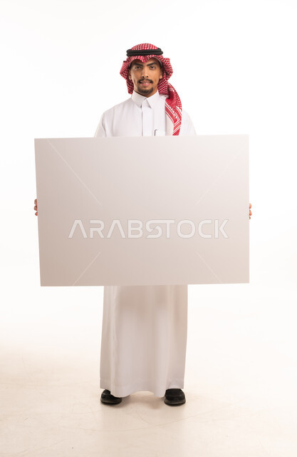 رجل سعودي يحمل لوحة بيضاء فارغة للإعلانات والتسويق