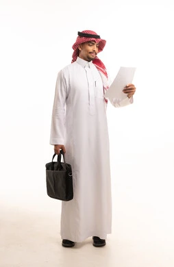 رجل أعمال سعودي بالزي التقليدي يحمل مستنداً