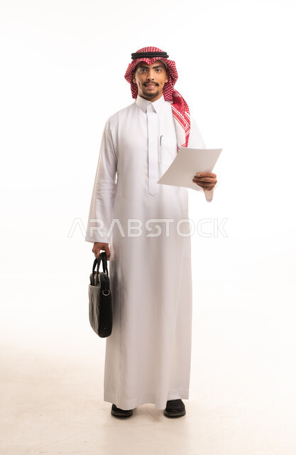 رجل أعمال سعودي يحمل حقيبة على خلفية بيضاء