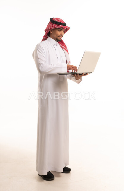 رجل سعودي بالزي التقليدي يستخدم المحمول بخلفية بيضاء