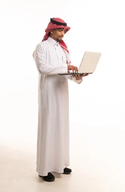 رجل سعودي بالزي التقليدي يستخدم المحمول بخلفية بيضاء