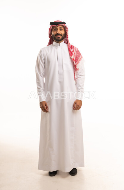 رجل سعودي يرتدي الثوب الأبيض والشماغ الأحمر في الاستوديو