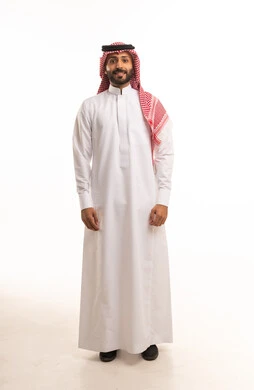 رجل سعودي يرتدي الثوب الأبيض والشماغ الأحمر في الاستوديو