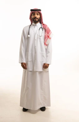 طبيب سعودي يرتدي معطف المختبر والسماعة الطبية بخلفية بيضاء