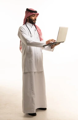 طبيب سعودي مع كمبيوتر محمول وسماعة طبية