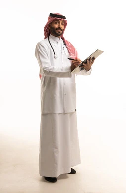 طبيب سعودي بالزي التقليدي يحمل لوحة كتابة طبية