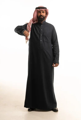 رجل سعودي يقوم بإشارة عدم الإعجاب في الاستوديو