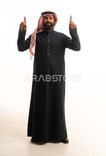 رجل سعودي يشير للأعلى بالثوب والشماغ التقليدي