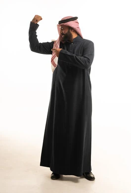 رجل سعودي يستعرض عضلاته بالزي التقليدي