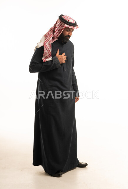 رجل سعودي بالزي التقليدي والثوب الداكن بخلفية بيضاء