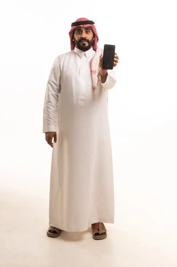 رجل سعودي يحمل هاتف ذكي بخلفية بيضاء
