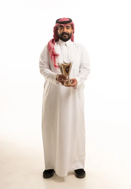 رجل سعودي بالثوب التقليدي يحمل مبخرة بخور في استوديو