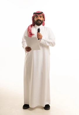 رجل سعودي يحمل ميكروفوناً بخلفية بيضاء