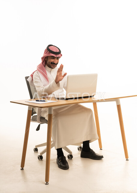 رجل سعودي يستخدم الحاسوب المحمول في مكالمة فيديو