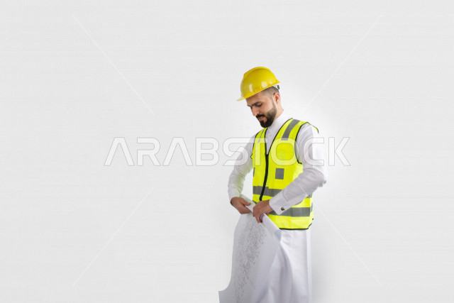 بورتريه رجل مهندس سعودي عربي ،  مهندس ماهر محترف في المخططات ، رجل مهندس خليجي ، خلفية بيضاء