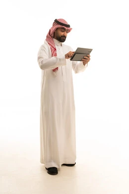 رجل سعودي يستخدم الجهاز اللوحي بالزي التقليدي