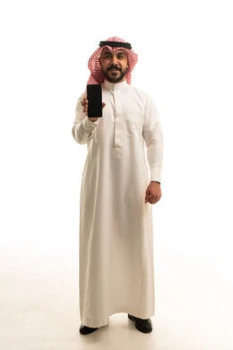 رجل سعودي يحمل هاتف ذكي بشاشة فارغة