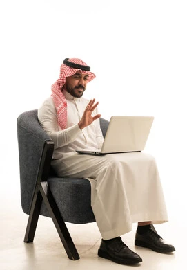 رجل سعودي يستخدم الحاسوب المحمول لمكالمة فيديو