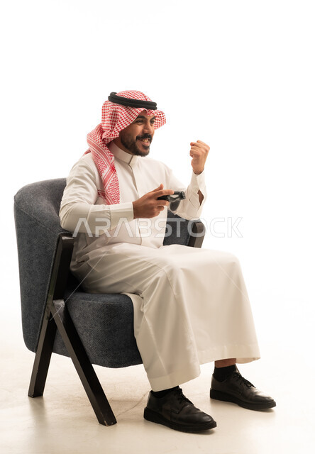 رجل سعودي يلعب ألعاب الفيديو على خلفية بيضاء