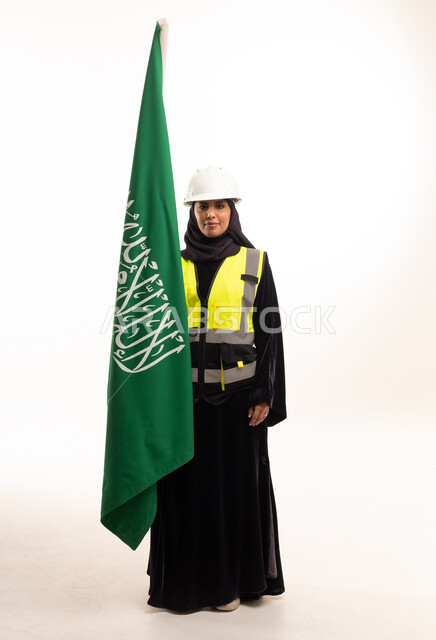 مهندسة سعودية تحمل العلم بزي السلامة المهني
