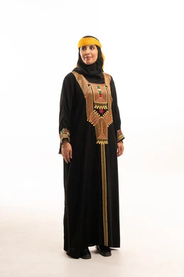 امرأة سعودية بالزي النجدي التقليدي في الاستوديو