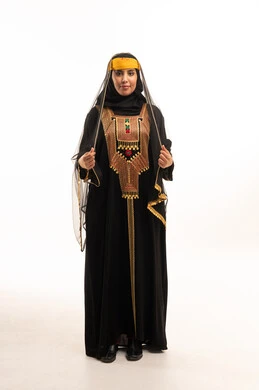 امرأة سعودية بالزي الشعبي التقليدي في الاستوديو