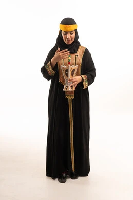 امرأة سعودية بالزي التقليدي والعباءة مع مبخرة