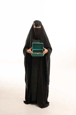 امرأة سعودية بالنقاب تحمل صندوق مجوهرات