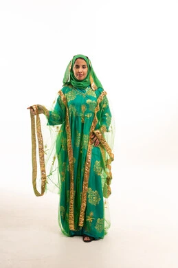 امرأة إماراتية ترتدي ثوب نشل أخضر تقليدي