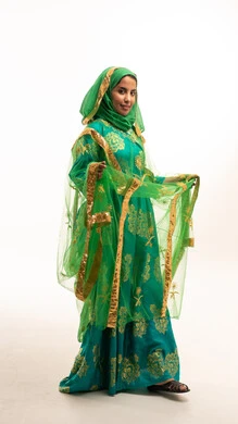 امرأة سعودية بالثوب التقليدي الأخضر في الاستوديو