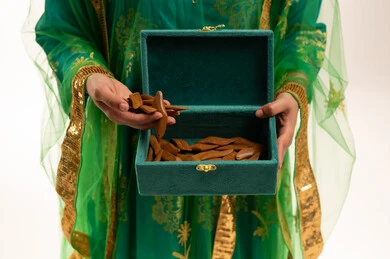 امرأة إماراتية تمسك بصندوق العود التقليدي امرأة إماراتية تمسك بصندوق العود التقليدي