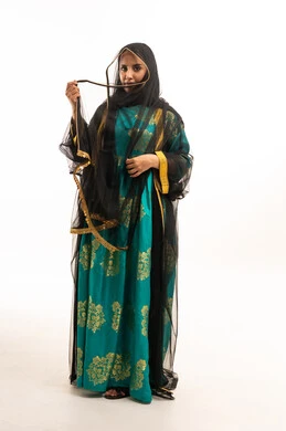 امرأة إماراتية بالجلابية التقليدية والعباءة السوداء المطرزة