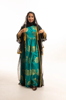 امرأة سعودية بالزي التقليدي على خلفية بيضاء