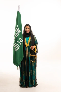 امرأة سعودية تحمل العلم السعودي في الاستوديو