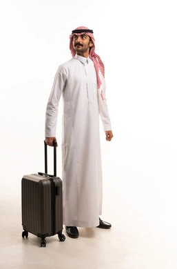 رجل سعودي بالزي التقليدي مع حقيبة سفر