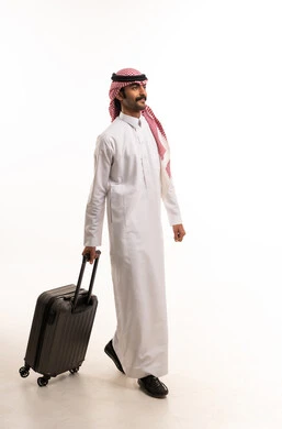 رجل سعودي بالزي التقليدي مع حقيبة سفر